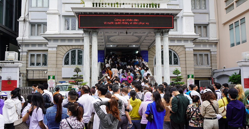 Đến Phòng Quản lý Xuất nhập cảnh, 196 Nguyễn Thị Minh Khai, Quận 3, TP.HCM.