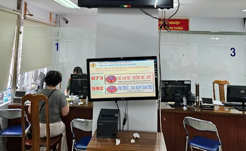 Ký xác nhận, nộp hồ sơ và lệ phí