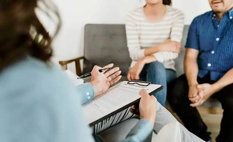 Chuẩn bị hồ sơ và giấy tờ cần thiết cho phỏng vấn diện vợ chồng