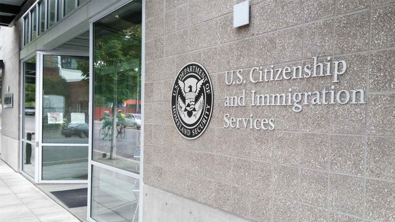 USCIS là viết tắt của U.S. Citizenship and Immigration Services